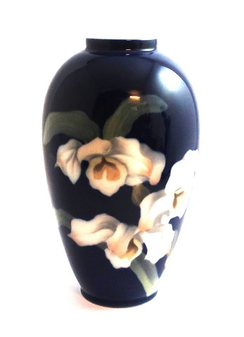 Royal Copenhagen. Vase with floral motif. Model 1886-47C. Height 18.5 cm. (1 
quality)