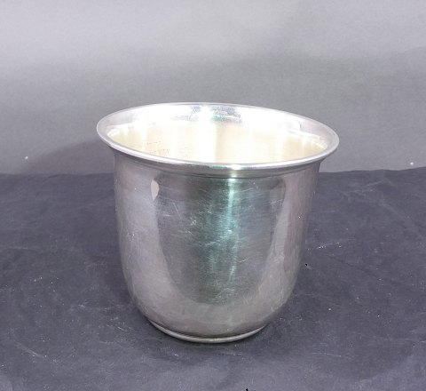 Christening mug of 830 silver H 5.5cms by Foxiniwa.