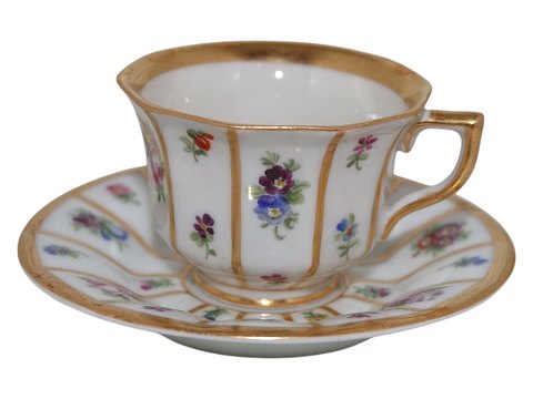 Henriette
Rare miniature demitasse cup