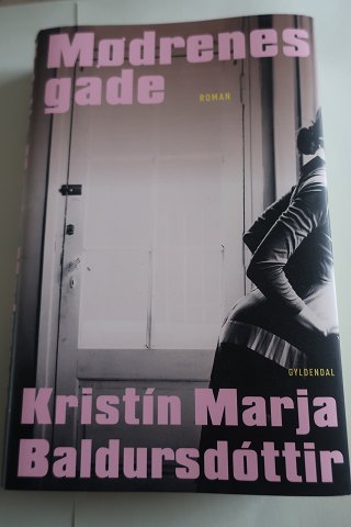 Mødrenes gade
Roman
Af Kristin Maja Baldursdóttir
Forlag Gyldendal 
2021
Sideantal 254