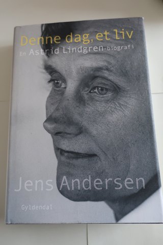 Denne dag, et liv
En Astrid Lindgren biografi
Af Jens Andersen
Svenske citater oversat til dansk af Kina Bodenhoff
Forlag Gyldendal
2014
Sideantal 434