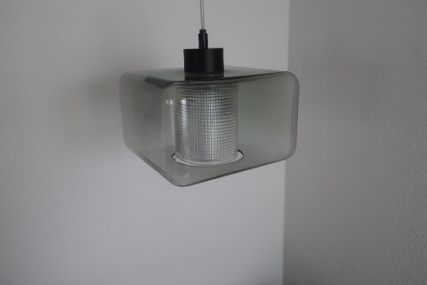 Pendel / loftslampe, firkantet, i gråt glas med indvendig skærm af hvidt riflet glas omkring pærenOrrefors, SverigeDesign Carl FagerlundSmuk og hyggeligFra 1960