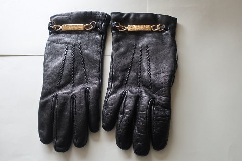 Gloves made of finest italian leatherWith a lining of 100% woolSize: 7In a good condition