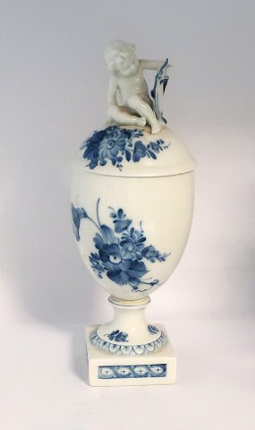 Royal Copenhagen. Blå blomst. Lågpokal med putti på låget. Model 1754. Højde 30 
cm (4 sortering)