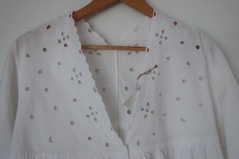 Shift / dress with short sleevesAn antique shift with hand made decorations to make the dress beautifulThe antique, Danish linen and fustian is our speciality