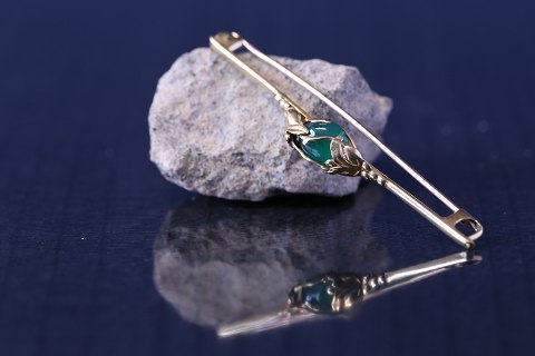 Unique gold brooch in 14 karat gold, with a beautiful green stone. Stamped VW 
585