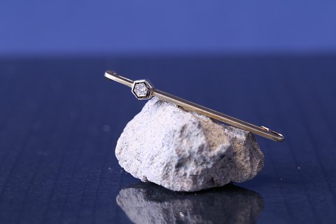 Beautiful gold brooch in 14 carat gold with inlaid hexagonal brilliant. Stamped 
WG 585. Beautiful gold brooch in 14 carat gold with inlaid hexagonal brilliant. Stamped 
WG 585.