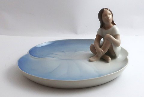 Bing & Grøndahl. Tommelise på åkandeblad. Model 2378. Højde 10 cm. Bredde 18,5 
cm. (1 sortering)