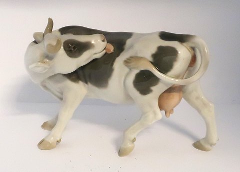 Bing & Grøndahl. Porcelænsfigur. Stående ko. Model 2161. Længde 22 cm. Højde 
15,5 cm. (2 sortering)