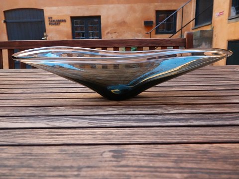 Most likely Swedish art glass
Extra long bowl 51 cm.