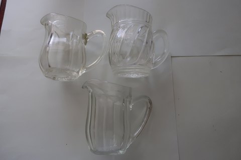 Old cream jugs made of glassFrom about 1930With star at the bottomH: 10cmCan be bought one by one or togetherIn a good condition