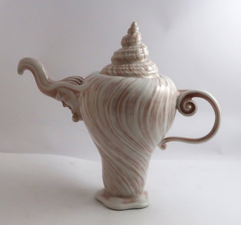 Royal Copenhagen. Rosa Konkylie. Design ; Arje Griegst. Kaffekande. Højde 24 cm. 
Model 14181.  (1 sortering).