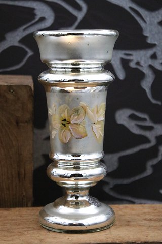 Vase in 19th century Mercury Glass with finely decorated floral motif. 
H: 22cm...