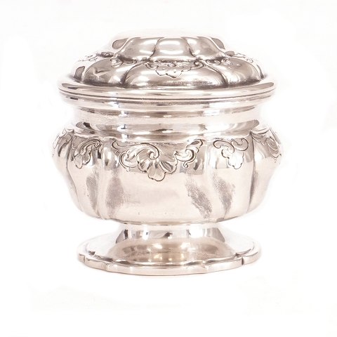 Small Danish silver bonbonniere by A. Michelsen, 
Copenhagen, year 1900. H: 7cm. W: 155gr