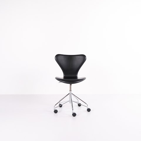 Syver Kontorstol - Model 3117 - Sortlæder - Drejefunktion - Arne Jacobsen - 
Fritz Hansen
Fremragende stand
