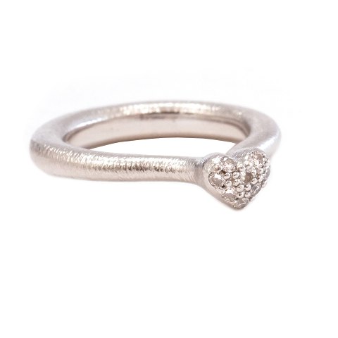 Ole Lynggaard Heart 18kt hvidgulds ring med 
brillanter. Leveres i original æske. Ringstr. 52