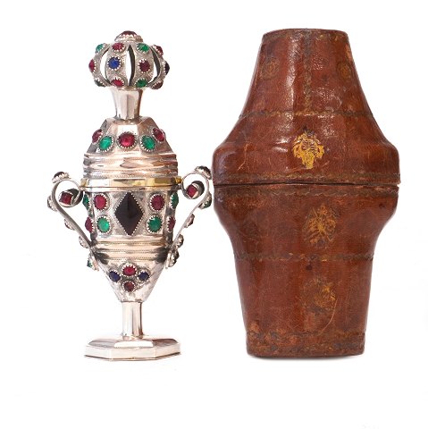Dänische Riechdose aus Silber vom Meister Jürgen David Fischer, Nordborg, 1845-77, mit 77 Glassteinen. Datiert 1861. H: 13,2cm