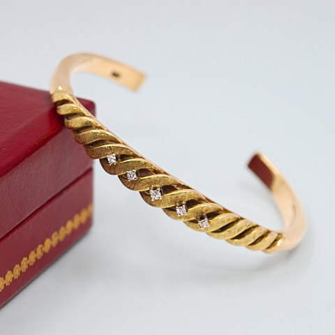 Armring i 14 kt. guld prydet med fem diamanter