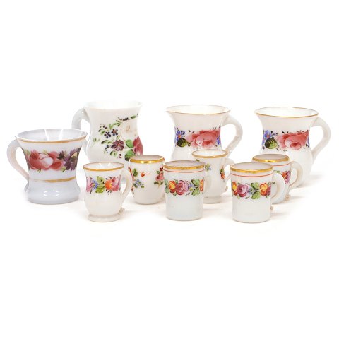 Samling på ti hankekrus i emaljedekoreret opalineglas ca. år 1860-1880. H: 4,5-8,5cm