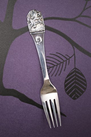 Barnegaffel i sølv (stemplet) med børnemotiver på skaftet af H. C. Andersen eventyret " klodshans "...