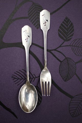 Barnebestik , ske og gaffel i sølv (stemplet) med storke motiv øverst på skaftet...