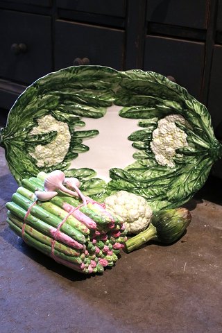Gammelt italiensk fajance fad med salatblade og blomkåls dekorationer...