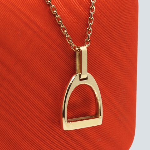 Ole Lynggaard; Stirrup pendant in 14k gold