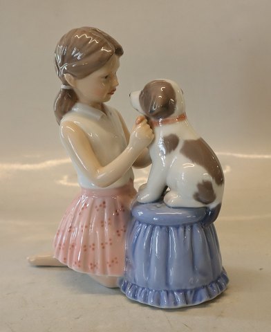0452 Kgl. Pige giver sin hund sløjefe på 17 x 16 cm fra figurserien børn med kæledyr  (1249452) Kongelig Dansk Porcelænsfigur