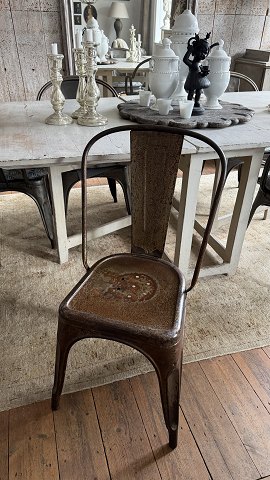 Original gammel fransk Tolix cafe stol i afpudset metal Med en rigtig fin patina…