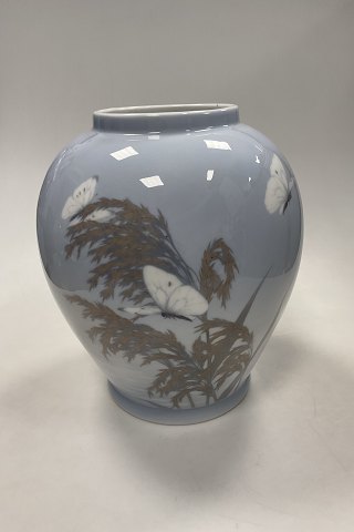 Royal Copenhagen Art Nouveau Unika Vase af Carl Mortensen med sommerfugle fra 1900