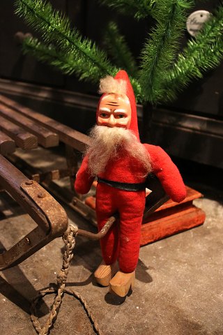 Gammel julenisse med krop i halm - filt og ansigt i bemalet celluloid og fin gammel patina...