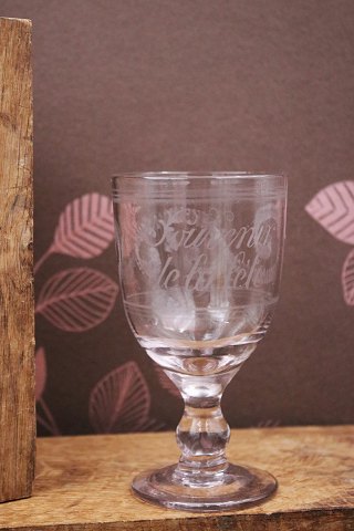 Gammelt fransk souvenir vin glas med graveret skrift og dekorationer "Souvenir De La Feté"