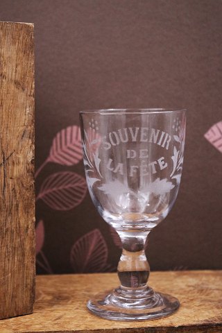 Gammelt fransk souvenir vin glas med graveret skrift og dekorationer "Souvenir De La Feté"
