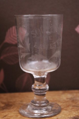 Gammelt fransk souvenir vin glas med graveret skrift og dekorationer "Souvenir De La Feté"