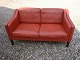 2 pers sofa i rødt læder dansk design fra 1960érne super kvalitet 5000 m2 
udstilling