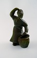 Michael Andersen keramik fra Bornholm.
Stor figur af fiskerkvinde.