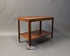 Tray table in mahogany with rounded edge of Danish Design from the 1960s.
5000m2 showroom.