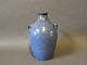 Lyseblå keramik vase med mindre håndtag.
5000m2 udstilling.