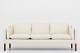 Børge Mogensen / Fredericia Furniture
BM 2213 - Nybetrukket 3 pers. sofa i cremefarvet Paris Cream-læder med ben i 
mahogni. Vi tilbyder polstring af sofaen med stof eller læder efter eget valg
Leveringstid: 6-8 uger
Nyrestaureret
