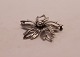 Brooch in the shape of flower of sterling silver, stamped N.E. From.
5000m2 showroom.