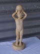 Keramik figurDreng med bold over hovedet