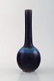 Masahiko Yasokichi (1933-2009), Japan. Long necked porcelain vase. Beautiful 
glaze blue and purple shades.