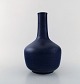 Eva Stæhr-Nielsen for Saxbo. Stor vase af stentøj i moderne design. Smuk glasur 
i dybe blå nuancer. 1940/50