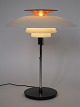 Poul Henningsen
PH 80
Bordlampe
Akryl & Krom