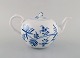 Antique Meissen "Blue Onion" teapot in hand-painted porcelain. Early 20th 
century.
