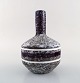 Upsala-Ekeby, Sverige. Smalhalset vase i glaseret keramik. 1960