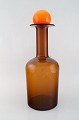 Otto Brauer for Holmegaard. Stor vase/flaske i brunt kunstglas med orange kugle. 
1960