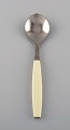 Henning Koppel for Georg Jensen. Strata sorbet spoon in stainless steel and 
cream-colored plastic. 1960 / 70s. 20 pcs in stock.
