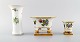 Tre Herend vaser i håndmalet porcelæn med blomster og gulddekoration. Midt 
1900-tallet.
