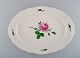 Stort antikt Meissen serveringsfad i håndmalet porcelæn med lyserøde roser. 
Tidligt 1900-tallet.
